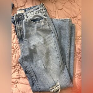 BRAND : HIDDEN 
USED ONCE 
SIZE : 28 
Straight mom jeans